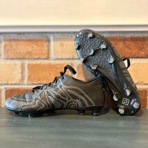 Boy's Soccer/Football cleats - size 5Y